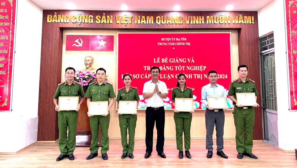 Bế giảng Lớp Sơ cấp lý luận chính trị dành cho cán bộ, chiến sĩ công an