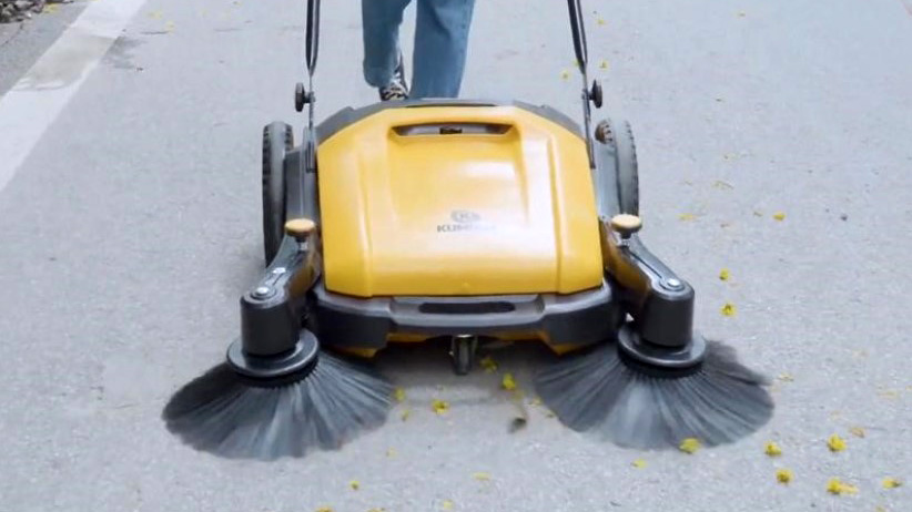 Xe quét rác đẩy tay công nghiệp: Ưu điểm nổi trội và một số nhãn hàng uy tín