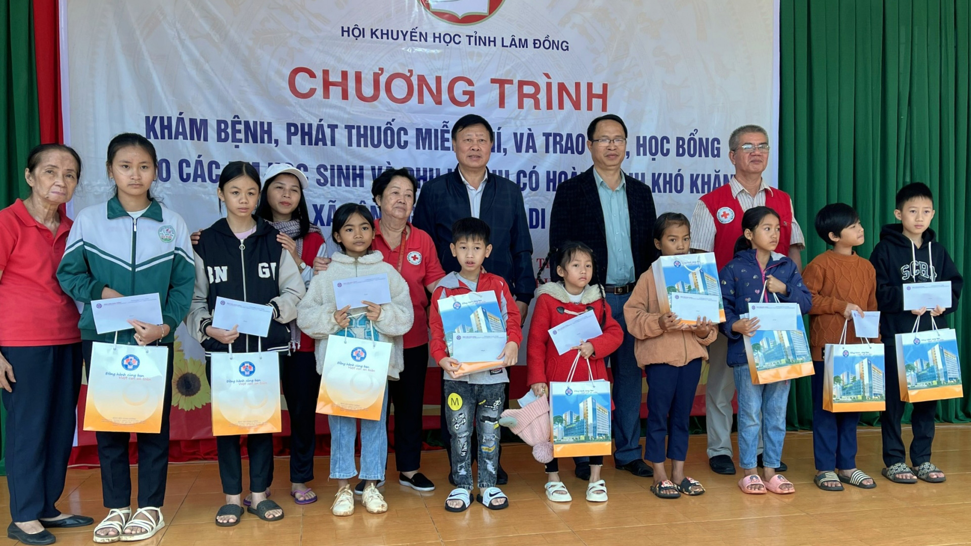 Di Linh: Khám bệnh, tặng quà cho phụ huynh và học sinh có tổng trị giá 200 triệu đồng