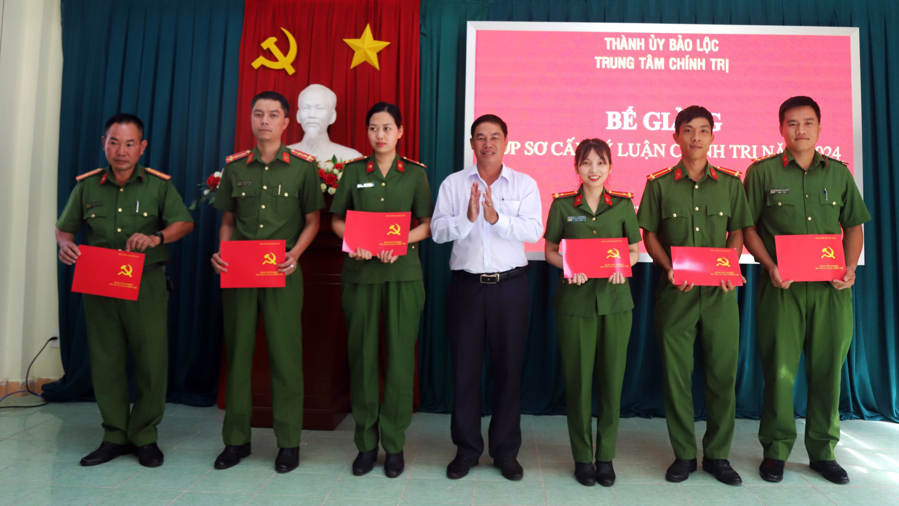 Bảo Lộc: Bế giảng, trao bằng tốt nghiệp Sơ cấp lý luận chính trị cho cán bộ, chiến sĩ công an