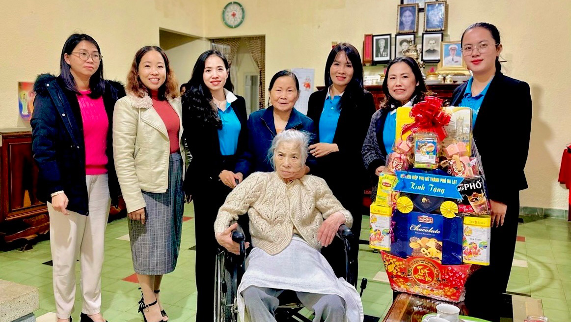 Hội LHPN TP Đà Lạt thăm, tặng quà nữ thương binh, nữ chiến sĩ cách mạng bị địch bắt tù đày