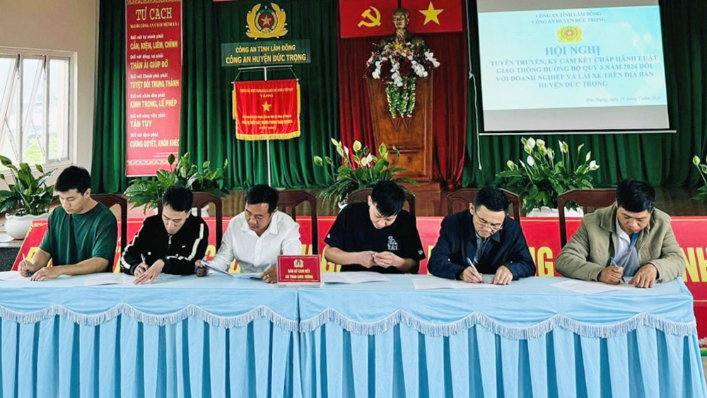 Đức Trọng: 160 chủ phương tiện, doanh nghiệp vận tải ký cam kết chấp hành Luật Giao thông đường bộ