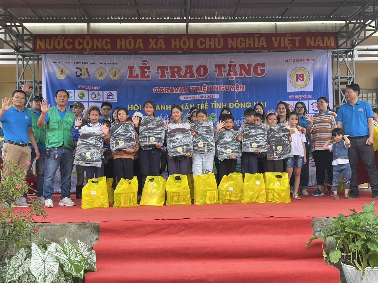 Đức Trọng: Trao quà và các công trình hữu ích cho trường học vùng khó khăn