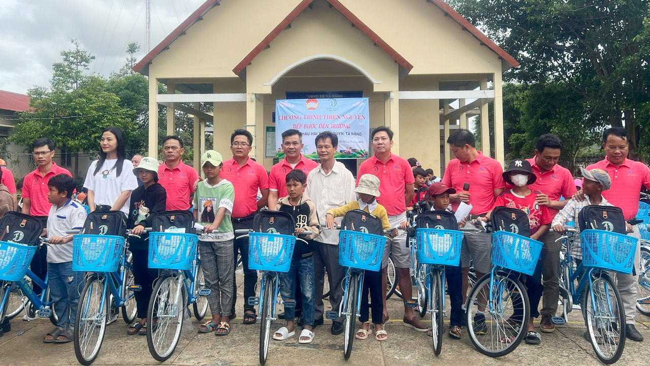 Đức Trọng: Trao 100 phần quà cho trẻ em vùng sâu