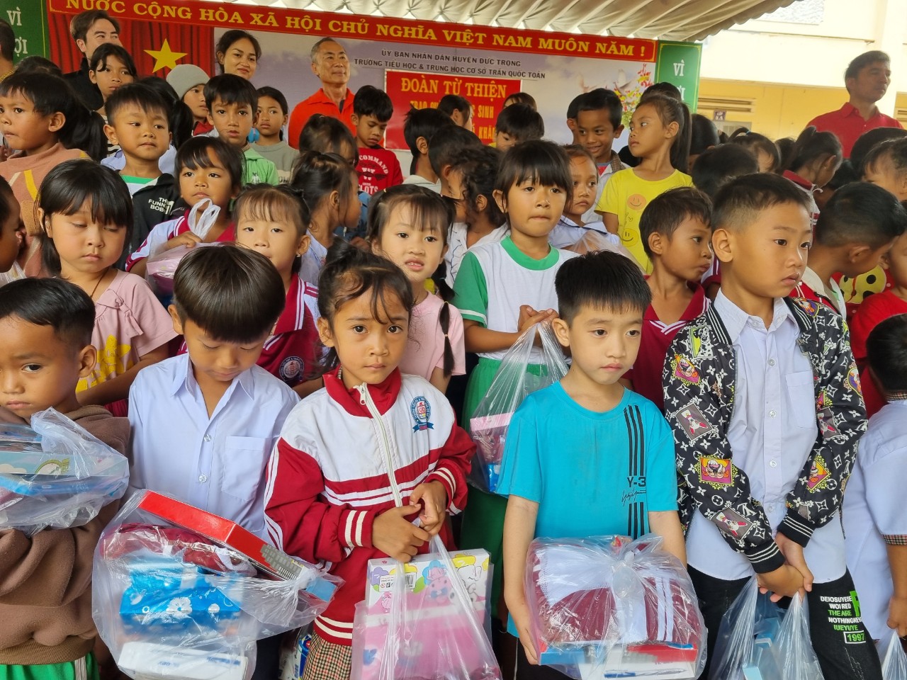 Trao quà cho học sinh có hoàn cảnh khó khăn và các mái ấm