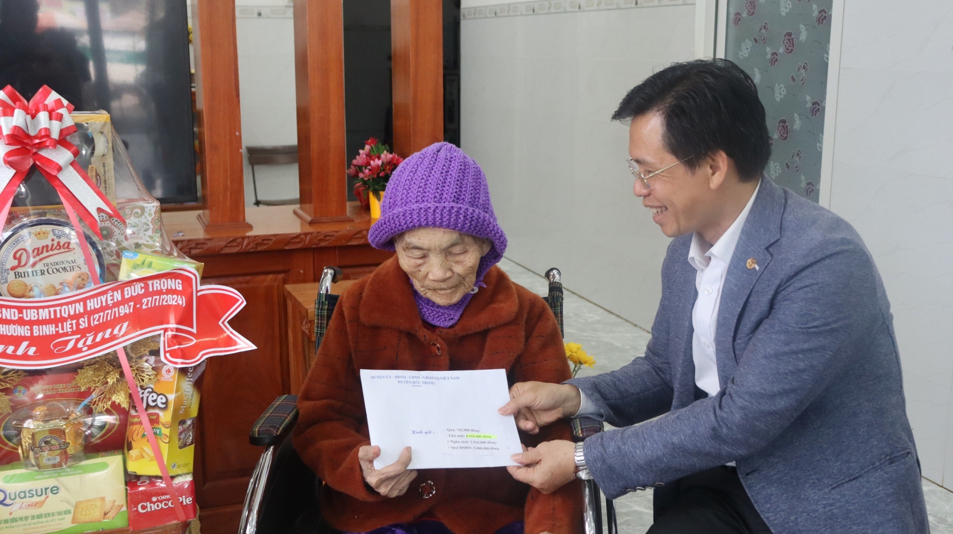 Lãnh đạo huyện Đức Trọng thăm, tặng quà người có công tiêu biểu