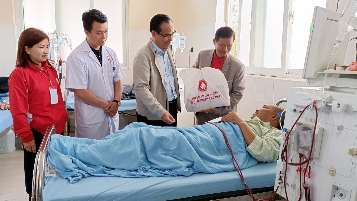 Thăm tặng quà cho 30 bệnh nhân có hoàn cảnh khó khăn