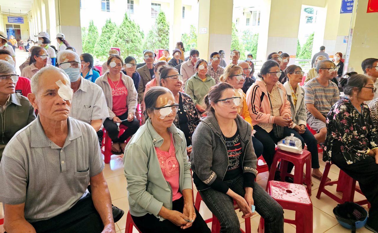 Thêm 261 bệnh nhân được thay thủy tinh thể nhân tạo miễn phí