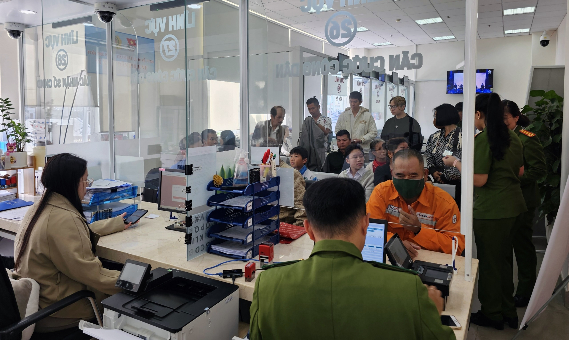 Ngày đầu Luật Căn cước có hiệu lực, đông đảo người dân đi làm thẻ căn cước mới