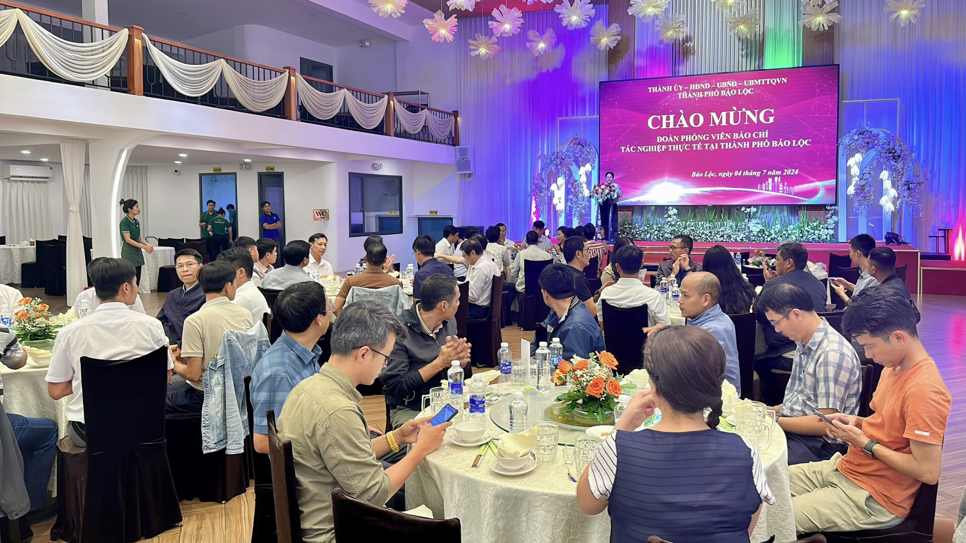 Hơn 20 phóng viên tham gia chương trình tác nghiệp tại Bảo Lộc