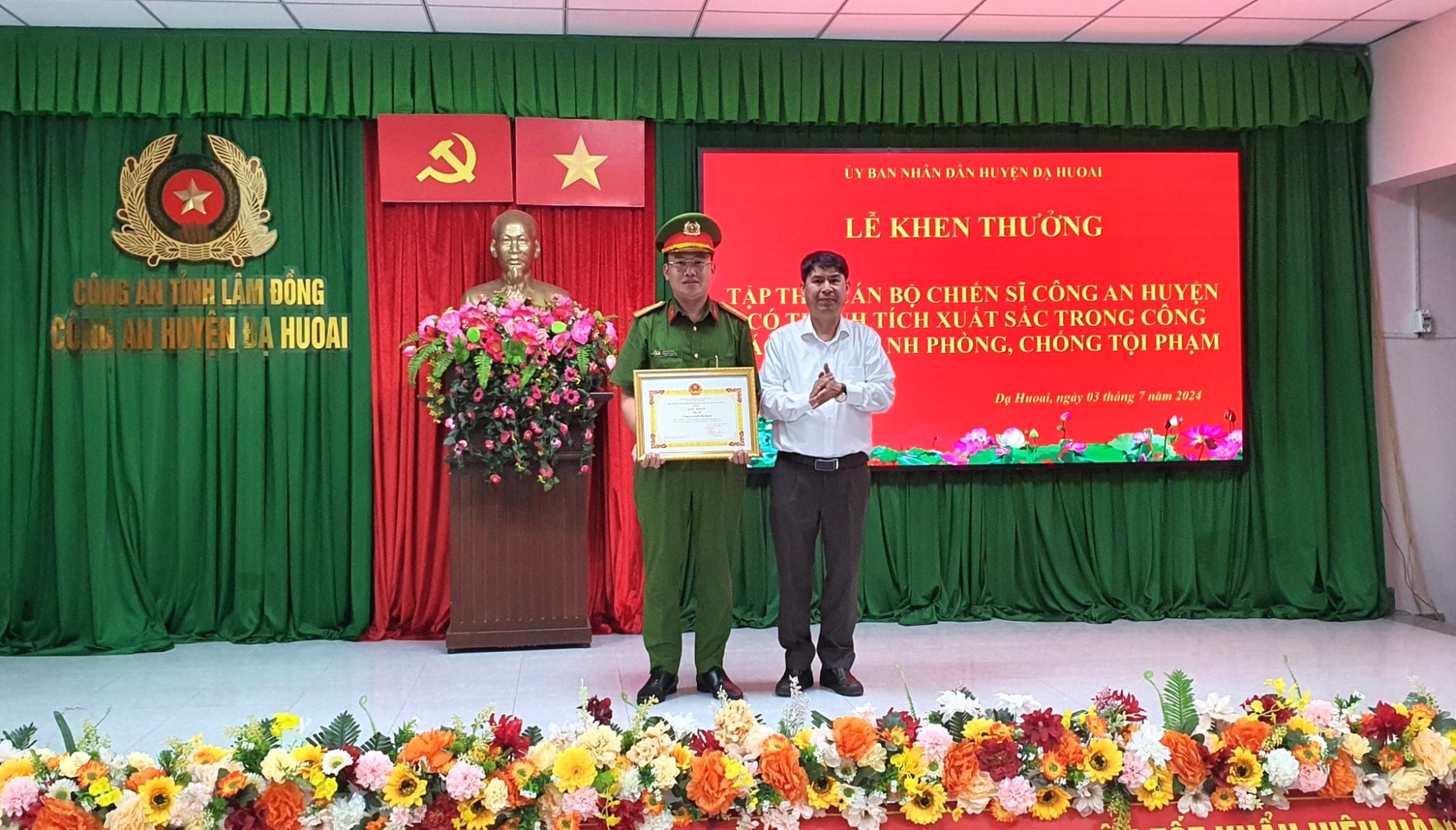 Đạ Huoai: Khen thưởng các tập thể, cá nhân có thành tích xuất sắc trong đấu tranh, phòng chống tội phạm
