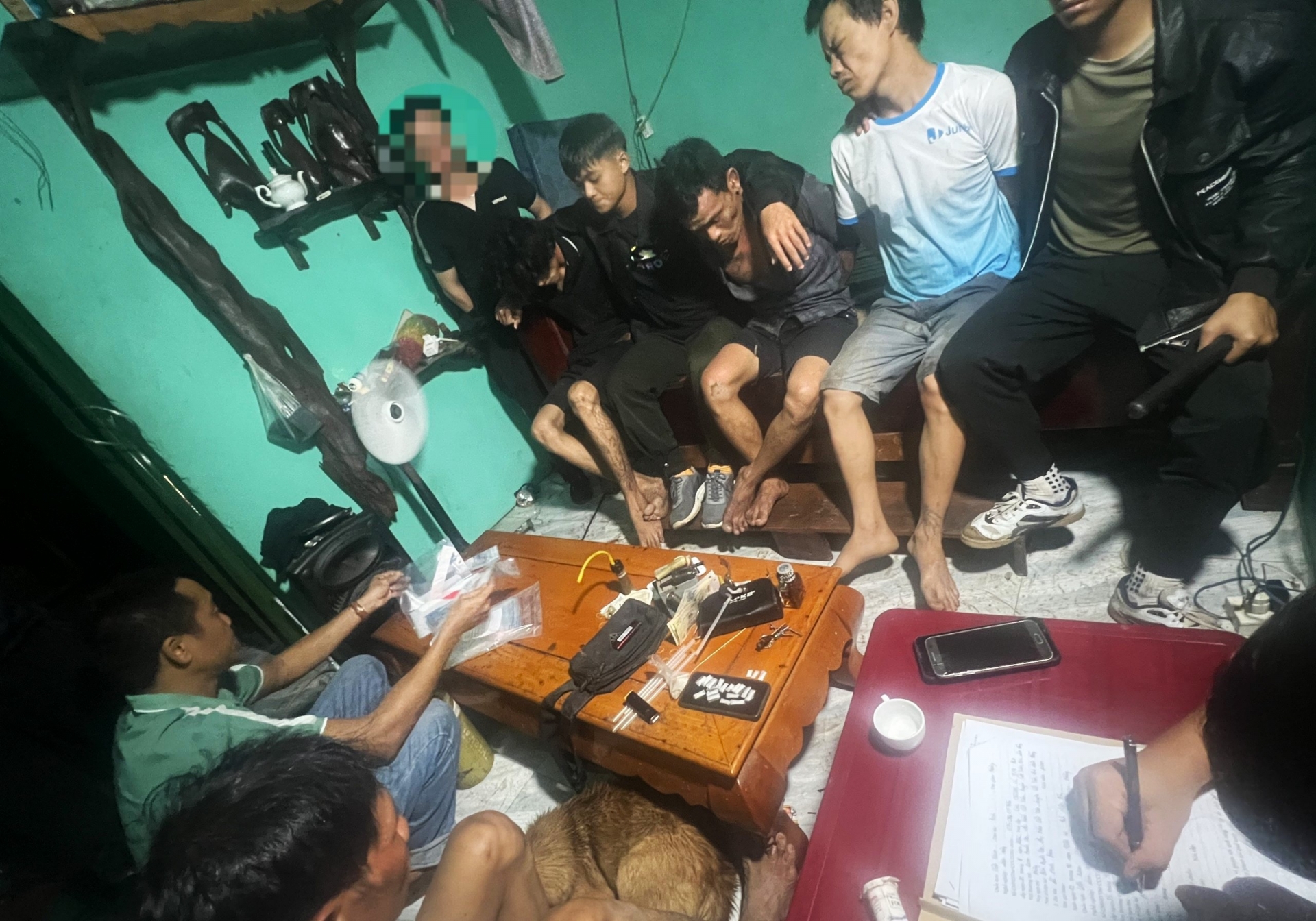 Cát Tiên: Bắt quả tang 4 đối tượng tàng trữ, mua bán trái phép chất ma túy