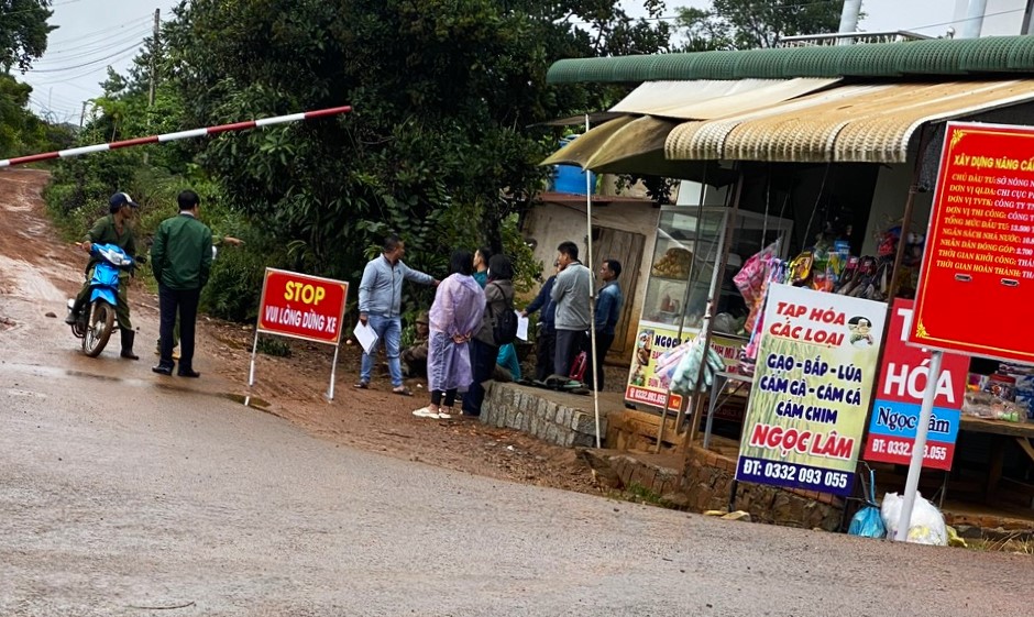 Bảo Lâm: UBND xã lập rào chắn, yêu cầu người dân đóng tiền làm đường