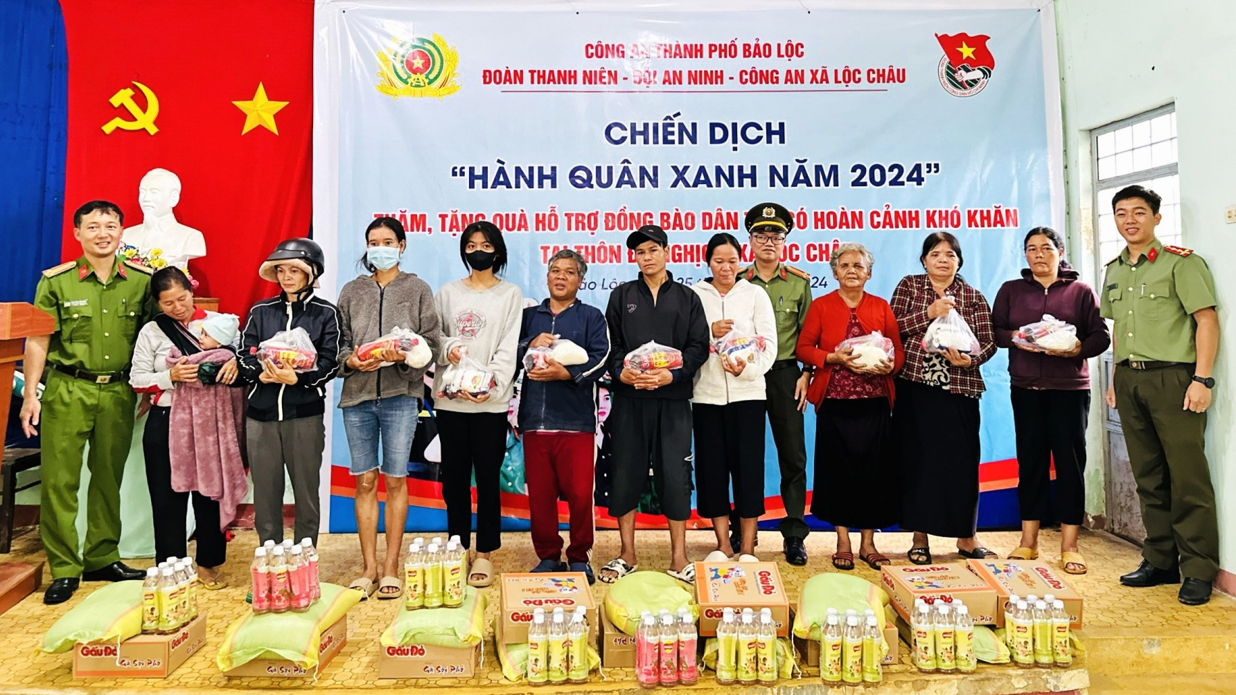 Tuổi trẻ Công an TP Bảo Lộc trao tặng quà cho người dân có hoàn cảnh khó khăn