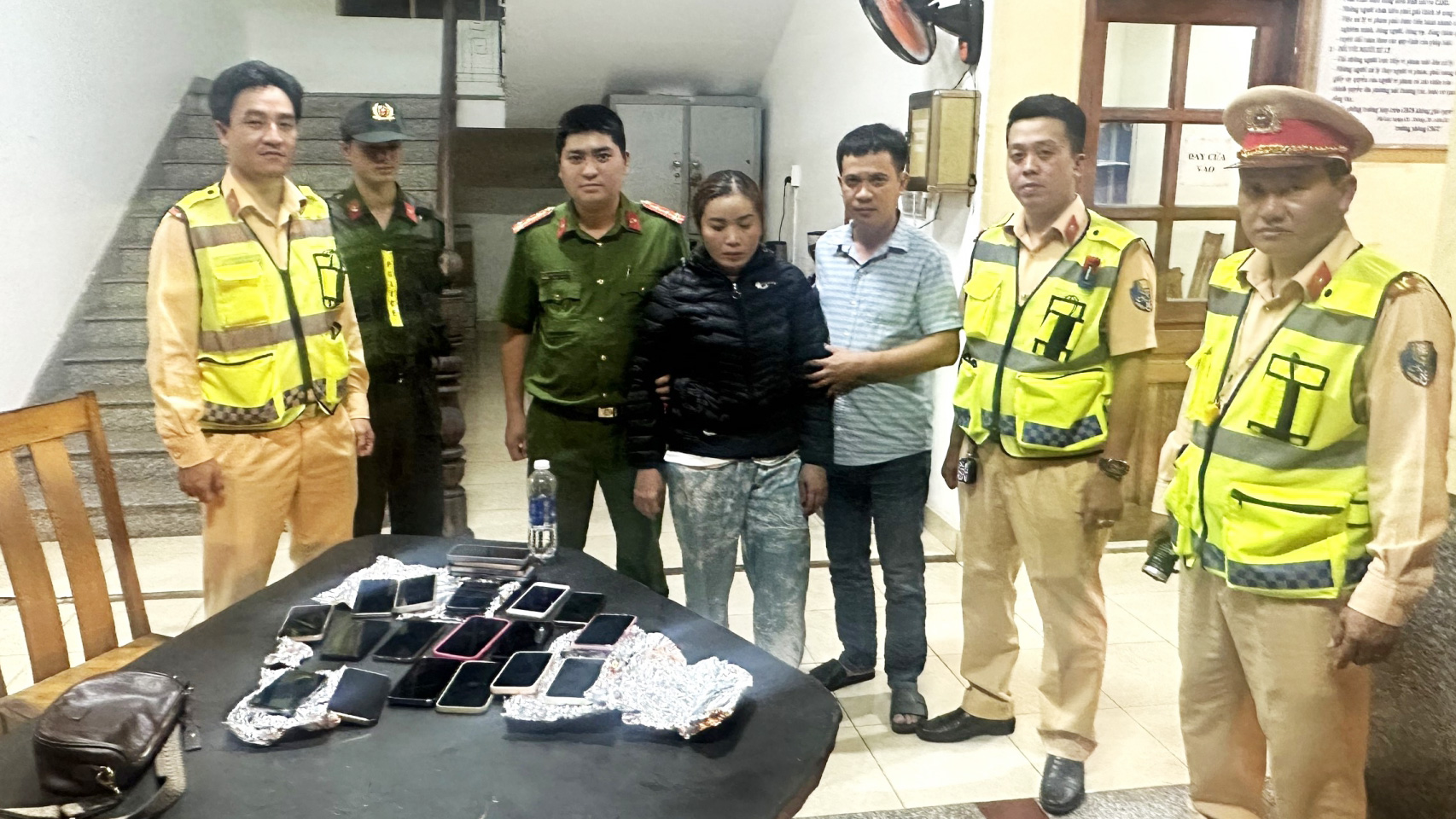 Bắt 3 đối tượng móc túi 17 điện thoại của người dân đi hội chợ ở Bảo Lộc