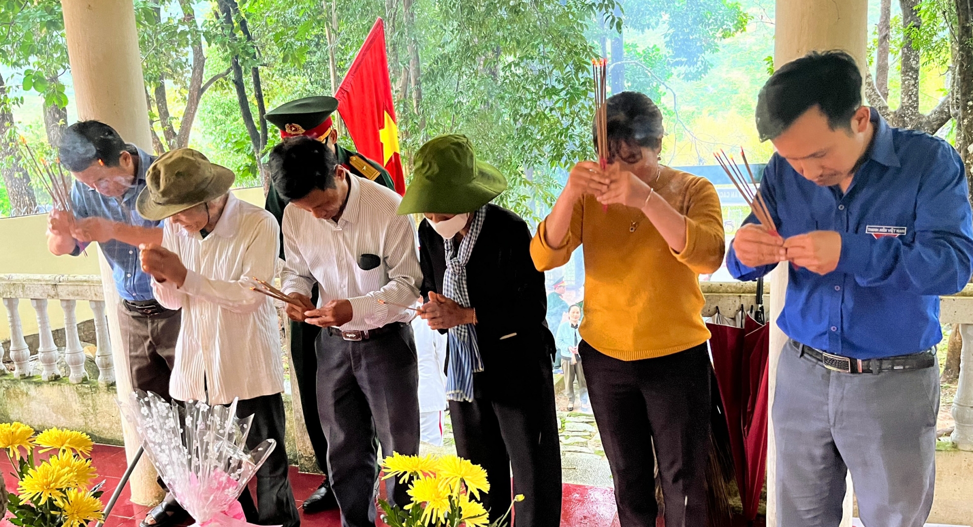 Tuổi trẻ Đạ Huoai dâng hương, thắp nến tri ân các anh hùng liệt sĩ