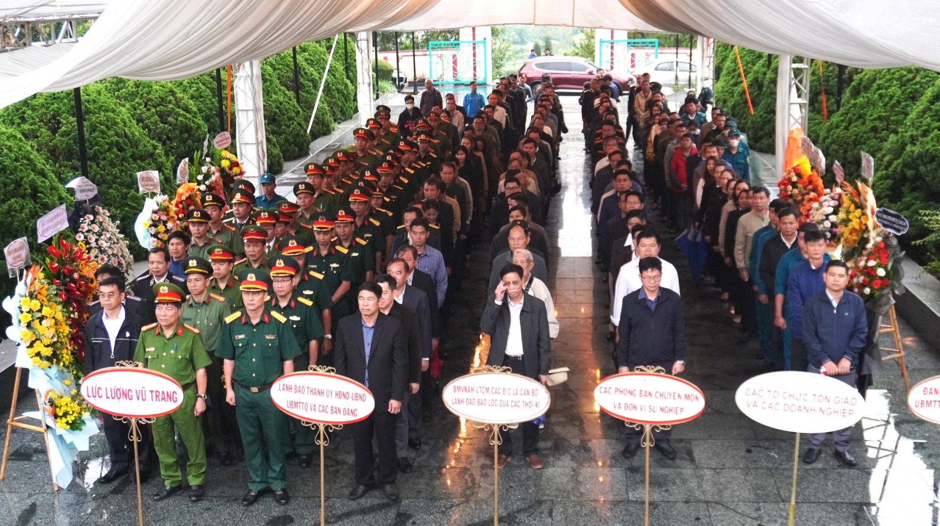 Bảo Lộc: Viếng Nghĩa trang Liệt sĩ nhân kỷ niệm 77 năm Ngày Thương binh - Liệt sĩ