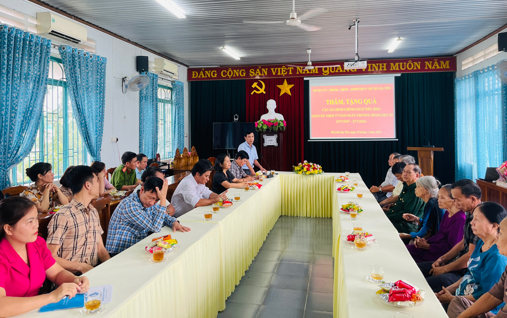 Lãnh đạo huyện Đạ Tẻh thăm, tặng quà người có công tiêu biểu 