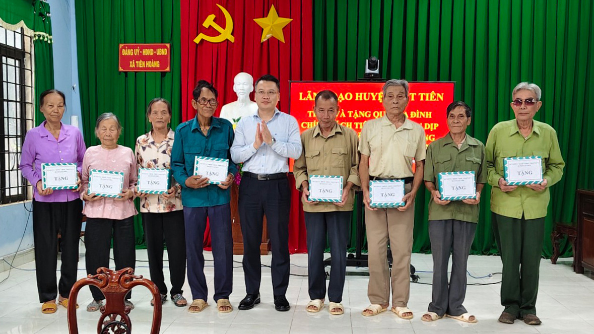Lãnh đạo huyện Cát Tiên thăm, tặng quà người có công tiêu biểu