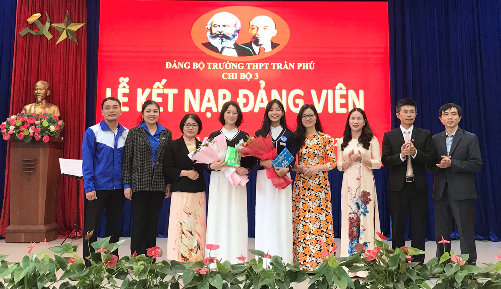 Đà Lạt: Kết nạp 2 đảng viên là học sinh