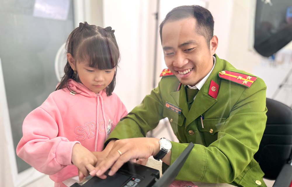 Đồng loạt cấp thẻ căn cước cho công dân theo Luật Căn cước