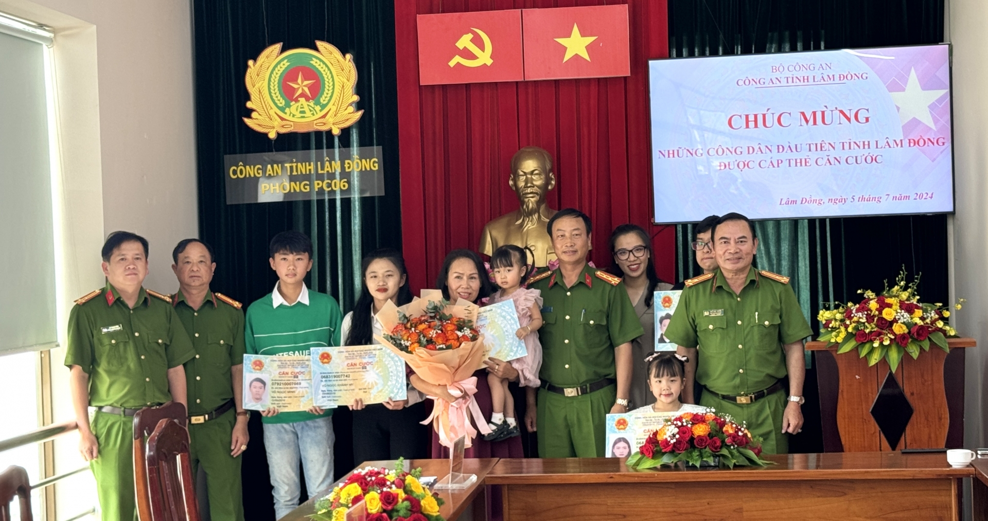 Trao thẻ Căn cước mẫu mới cho những công dân đầu tiên 
