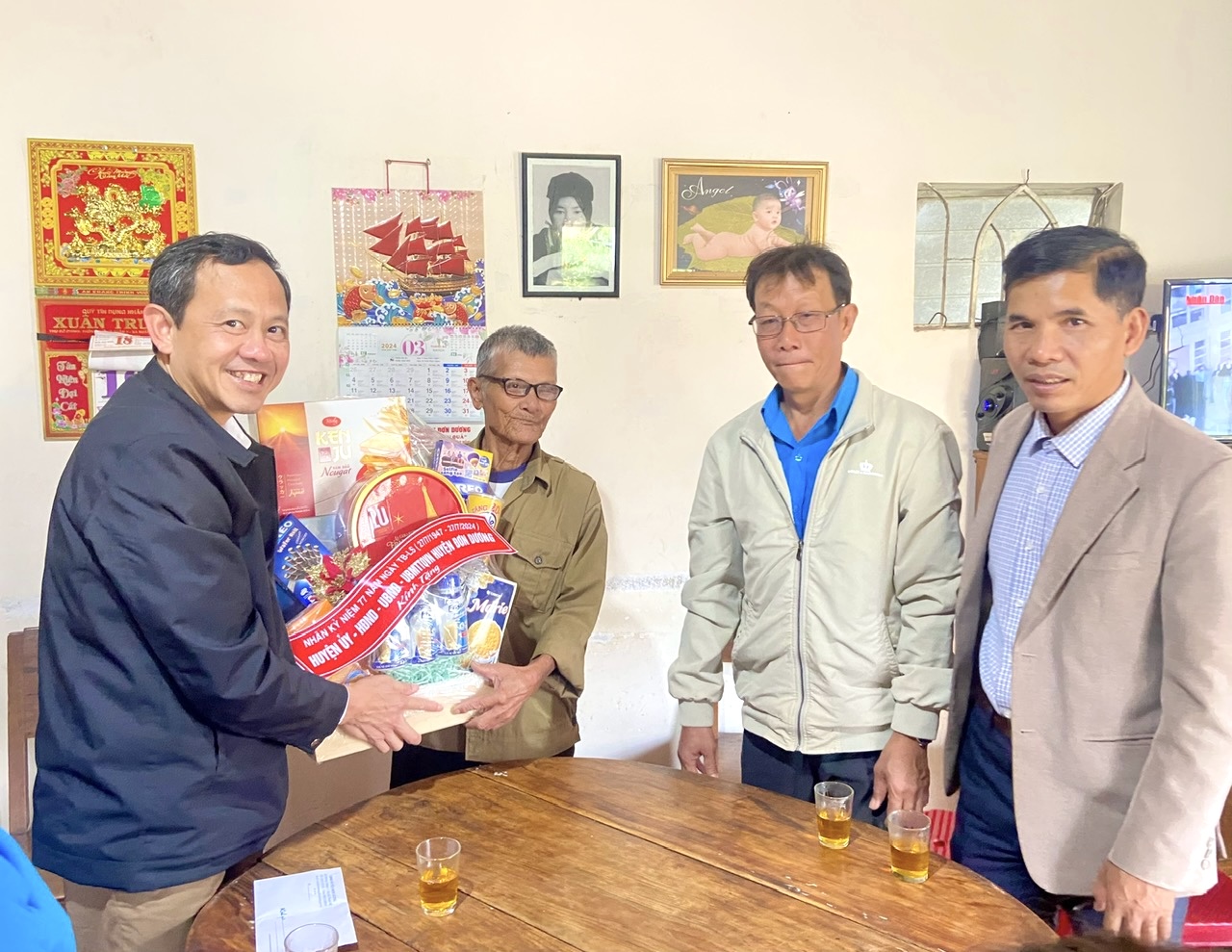 Đơn Dương: Thăm, tặng quà 45 gia đình chính sách nhân ngày 27/7