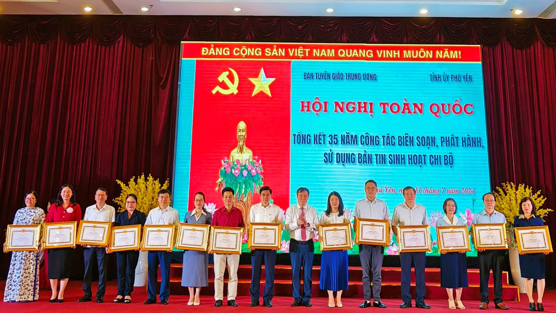 Hội nghị toàn quốc tổng kết 35 năm công tác biên soạn, phát hành, sử dụng Bản tin Sinh hoạt chi bộ