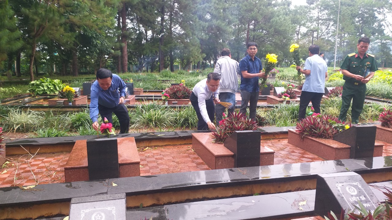 Lãnh đạo các huyện Đạ Tẻh, Cát Tiên viếng Nghĩa trang Liệt sĩ nhân ngày 27/7