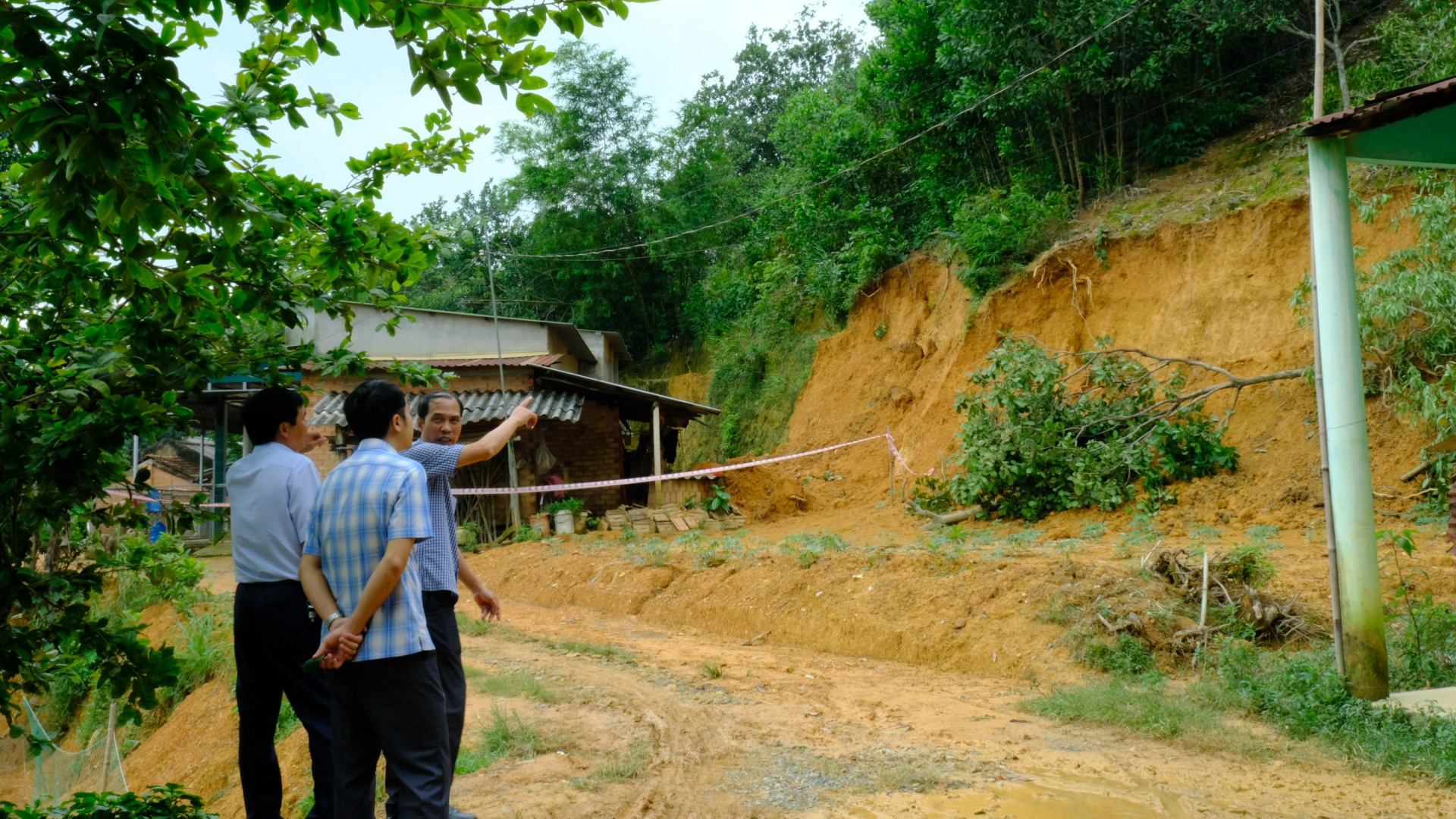 Lãnh đạo huyện Đạ Tẻh kiểm tra công tác phòng chống thiên tai