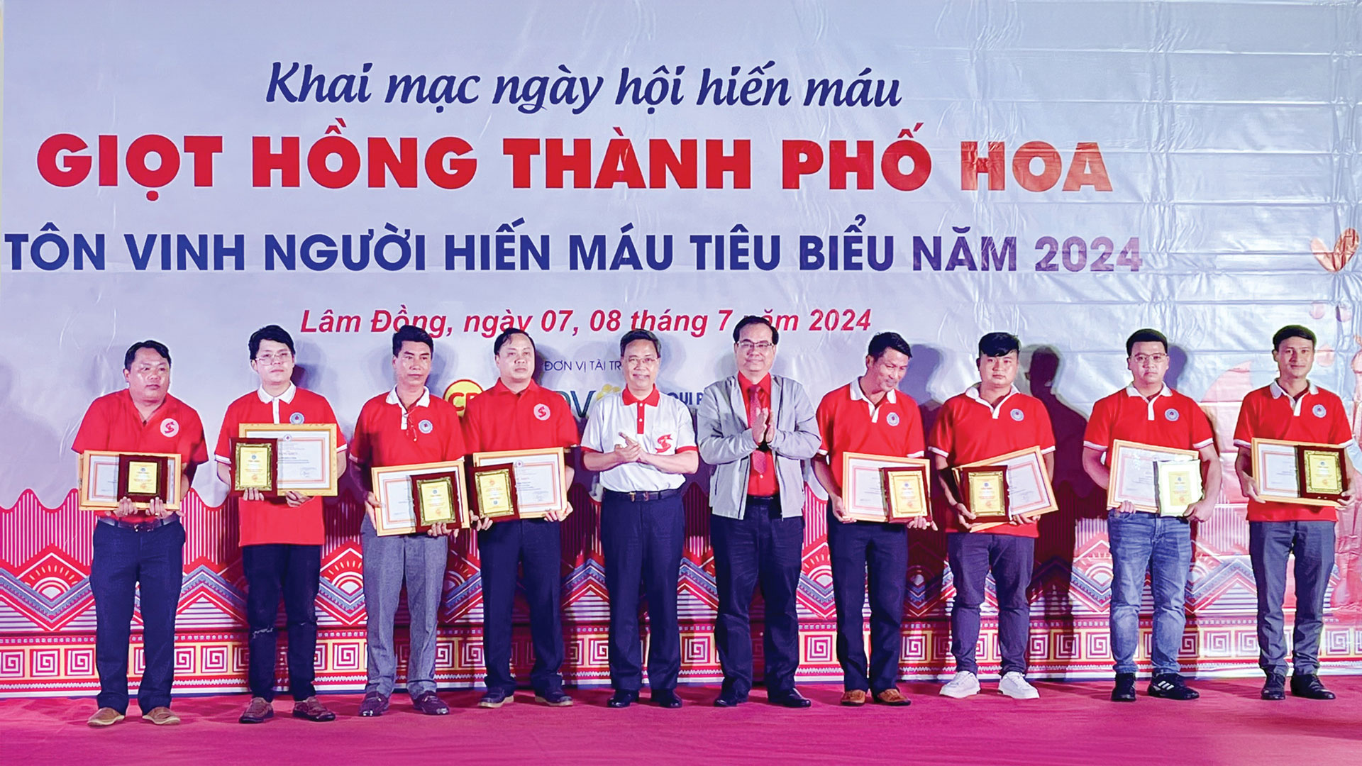 Giọt hồng yêu thương