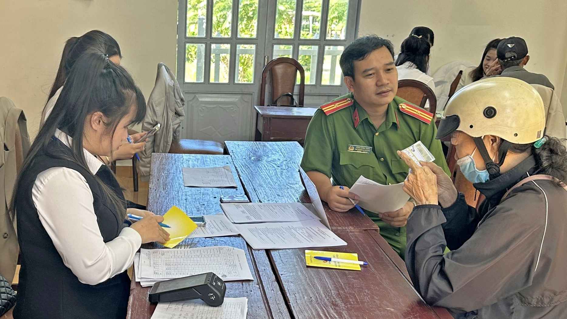 BẢO HIỂM XÃ HỘI LÂM ĐỒNG - ĐỒNG HÀNH CÙNG NGƯỜI DÂN : Niềm vui cho người hưởng lương hưu và trợ cấp BHXH