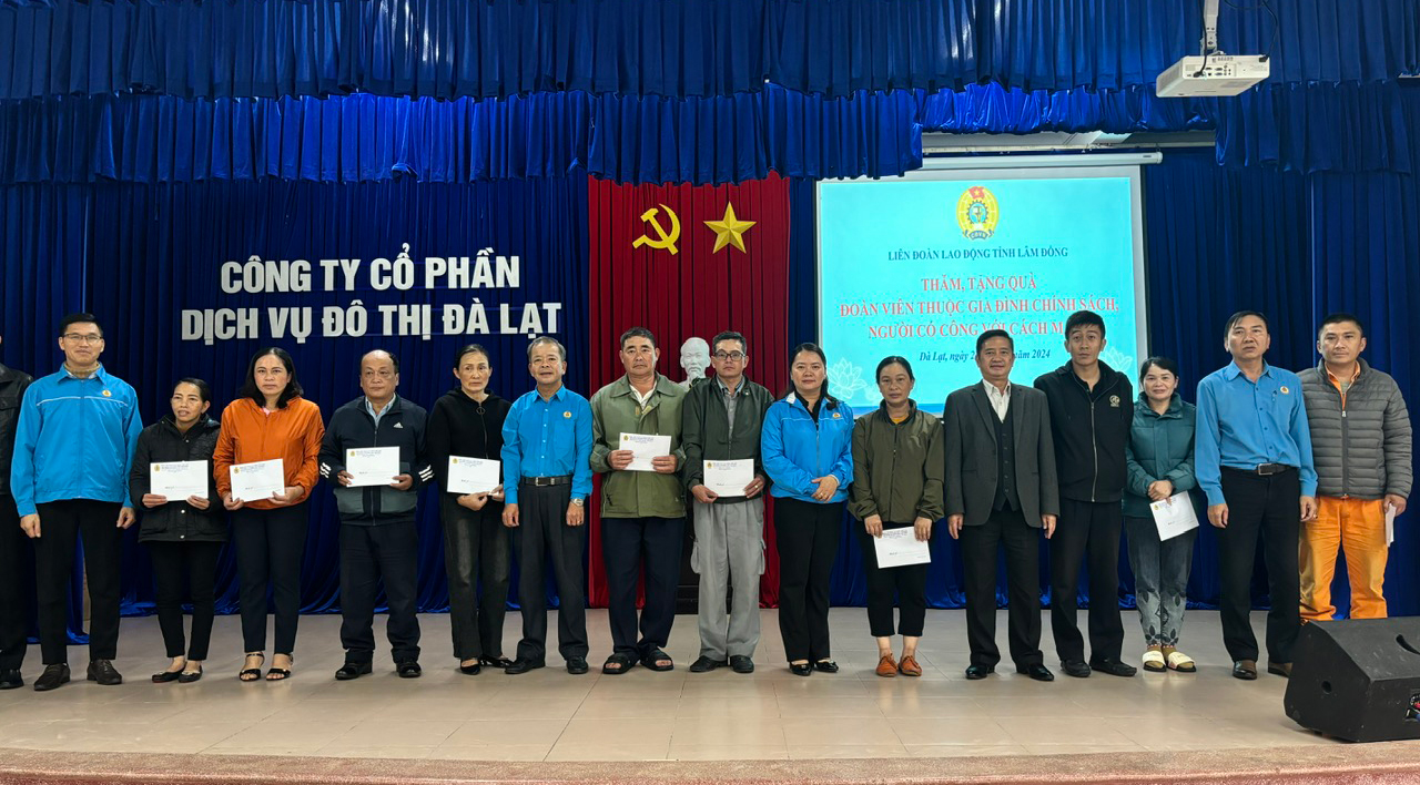 Liên đoàn Lao động tỉnh thăm hỏi đoàn viên công đoàn là thân nhân gia đình chính sách, người có công với cách mạng