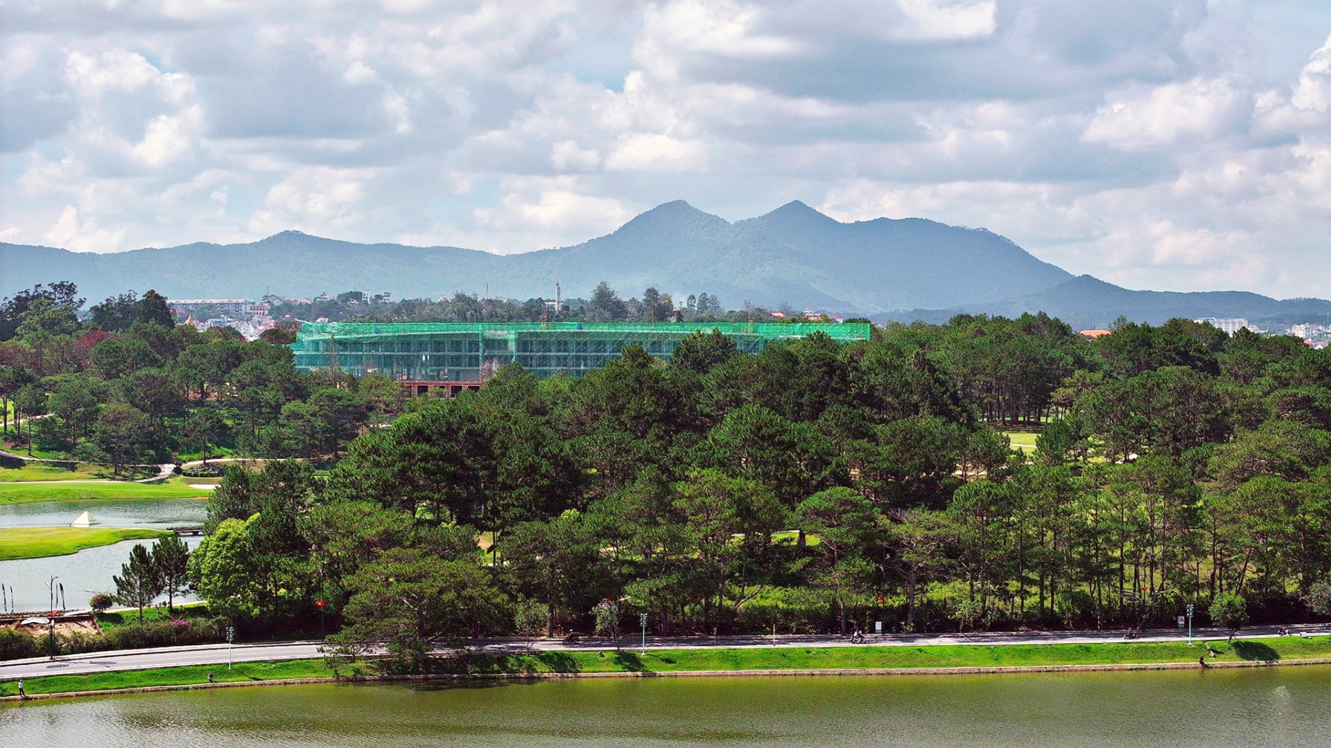 Việc đưa gần 30 ha rừng phòng hộ tại sân Golf Đà Lạt ra khỏi rừng, không phải để hợp thức hóa sai phạm