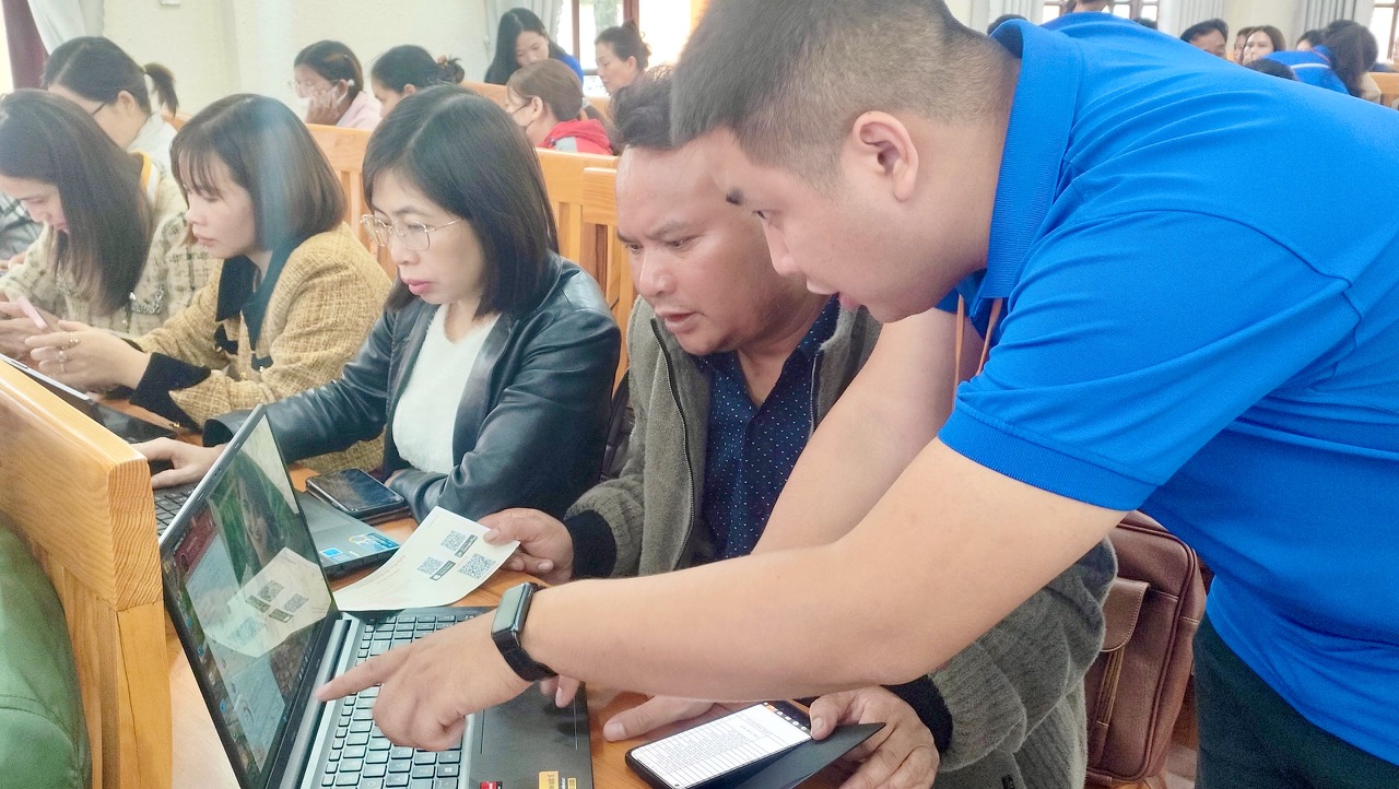 Lạc Dương: Triển khai phần mềm “Sổ tay đảng viên điện tử”