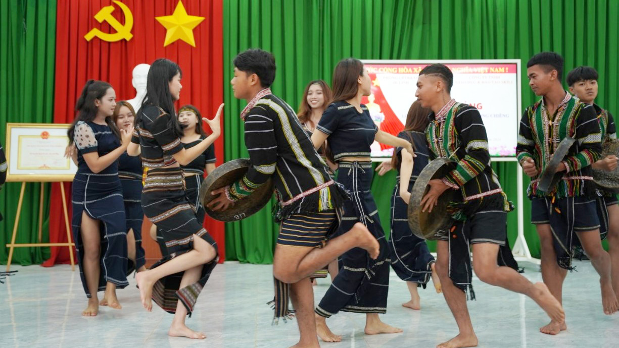 Di Linh: Bế giảng lớp múa dân gian, diễn tấu cồng chiêng