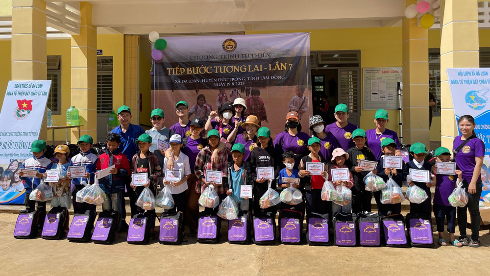 Trao 250 suất quà cho người dân, các em học sinh có hoàn cảnh khó khăn