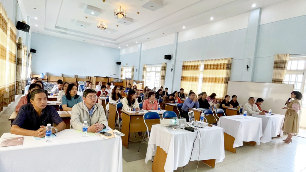 Bồi dưỡng nghiệp vụ báo cáo viên về dân số và phát triển 16 tỉnh, thành phố