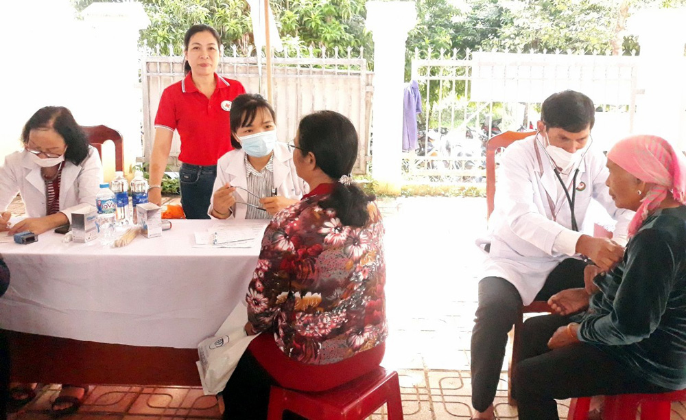 Di Linh: Khám bệnh, cấp phát thuốc miễn phí, tặng quà cho 600 người dân