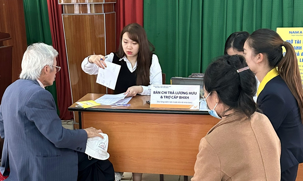 Gần 174 tỷ đồng chi trả lương hưu, trợ cấp bảo hiểm xã hội và trợ cấp hàng tháng theo mức hưởng mới