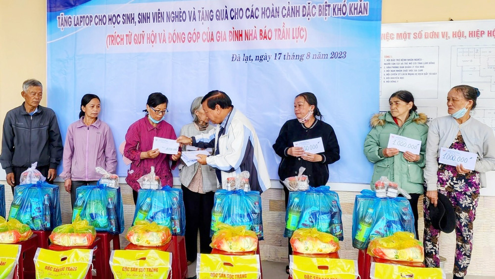 Gần 500 triệu đồng tặng quà cho học sinh, sinh viên và người dân có hoàn cảnh khó khăn