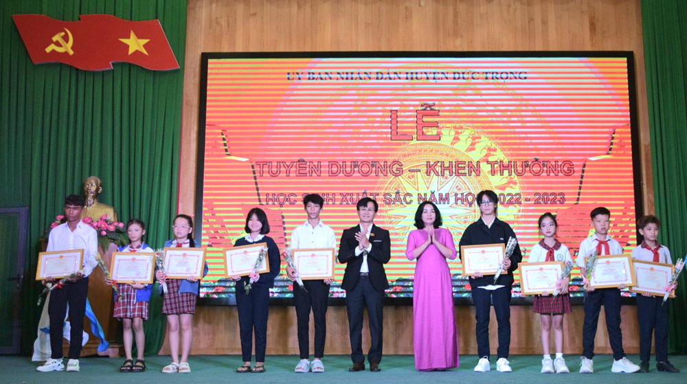 Đức Trọng khen thưởng 167 học sinh xuất sắc năm học 2022-2023