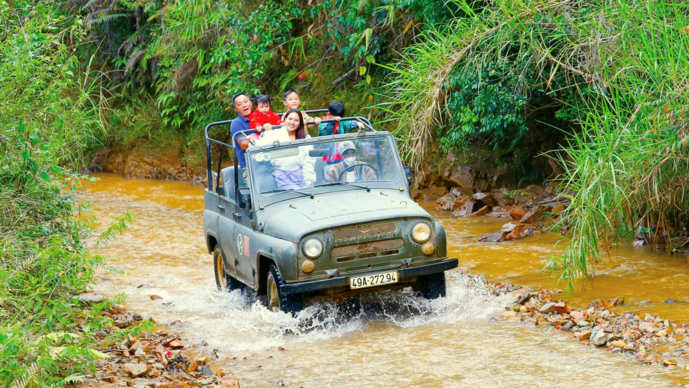 ''Cưỡi'' jeep băng rừng