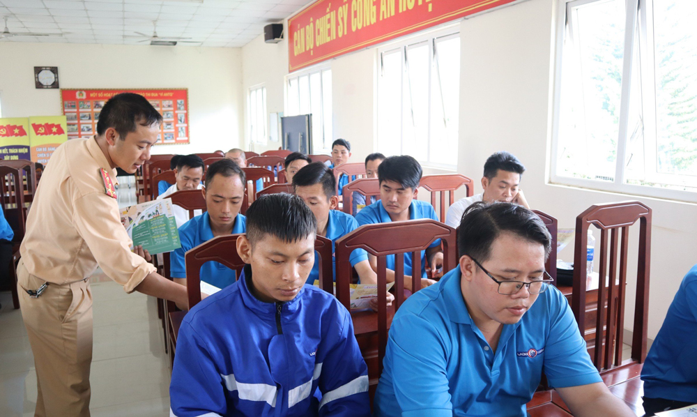 Tuyên truyền Luật Giao thông đường bộ cho doanh nghiệp và lái xe