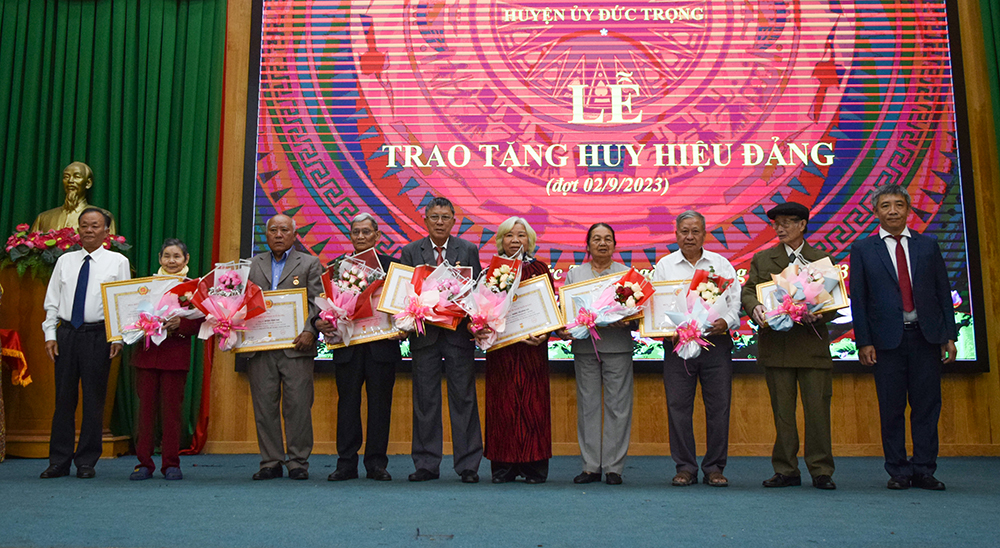 Đức Trọng: Trao Huy hiệu Đảng cho 54 đảng viên dịp Quốc khánh 2/9