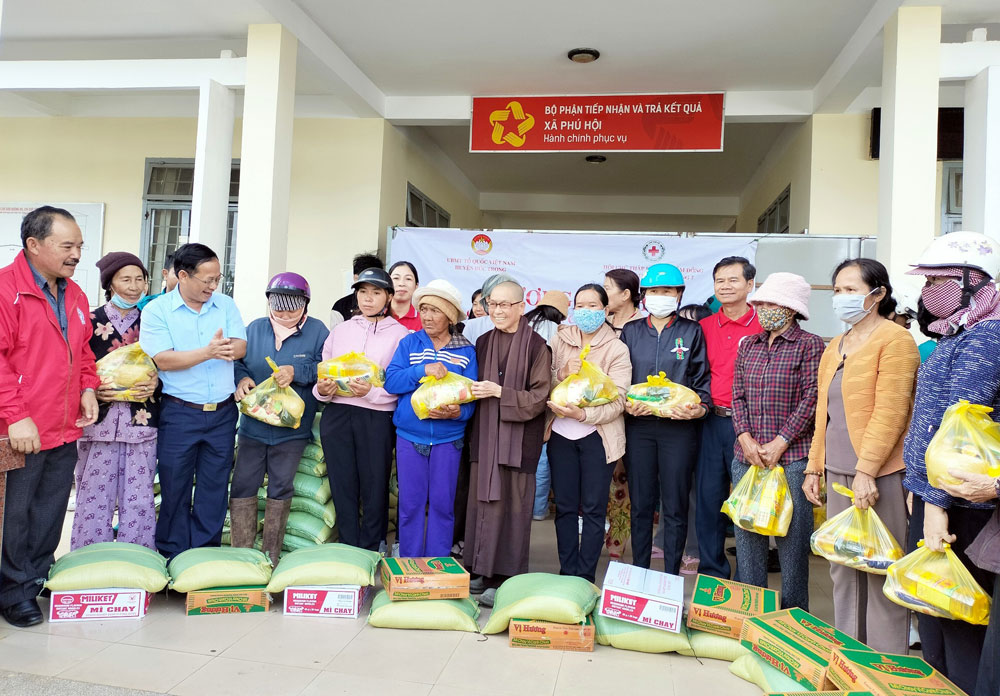 Đức Trọng: Trao 100 suất quà cho người dân có hoàn cảnh khó khăn