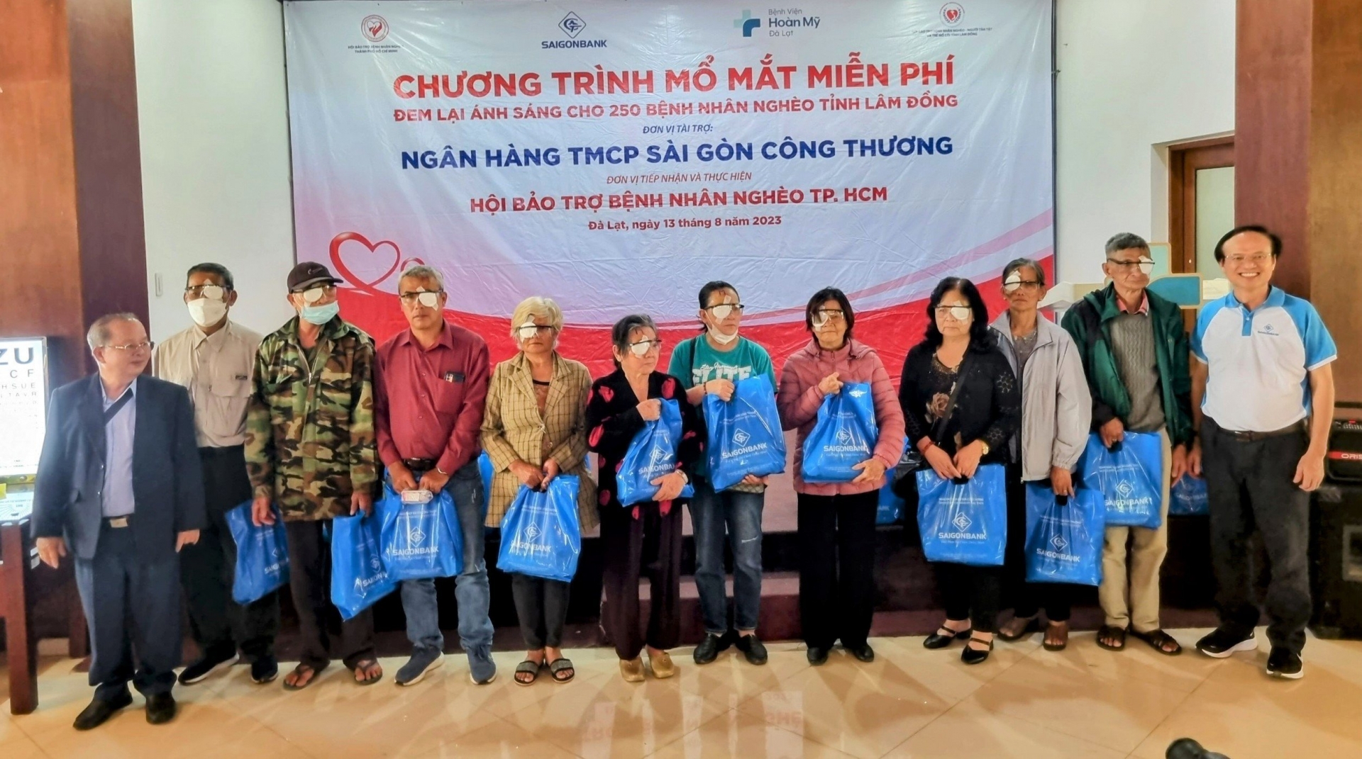 Đem lại ánh sáng cho 562 bệnh nhân nghèo, người cao tuổi