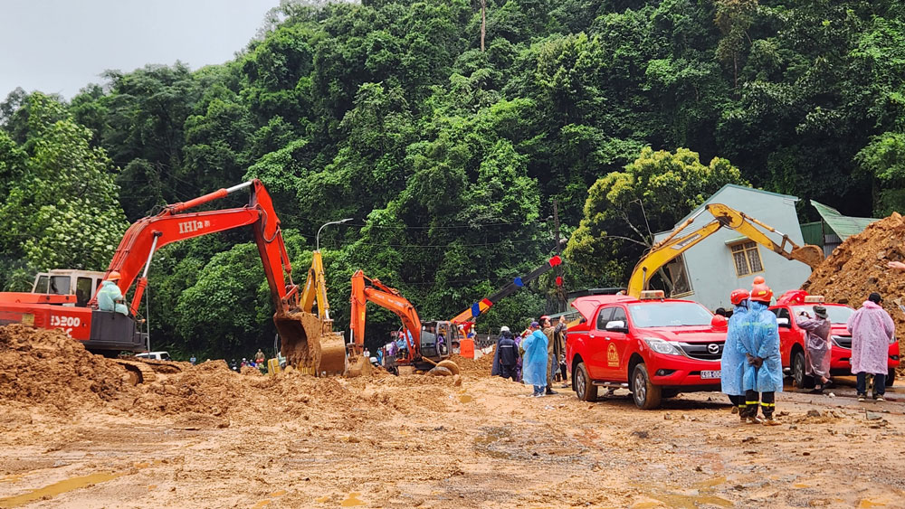 Truy tặng Huy hiệu Tuổi trẻ dũng cảm cho Đại úy Lê Ánh Sáng và anh Phạm Ngọc Anh