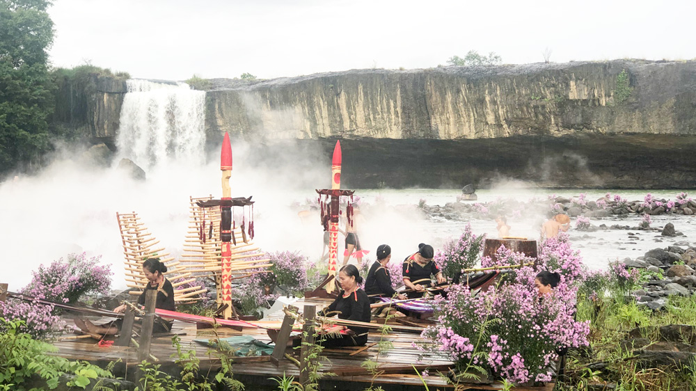 Ban Mê ngợp sắc thổ cẩm