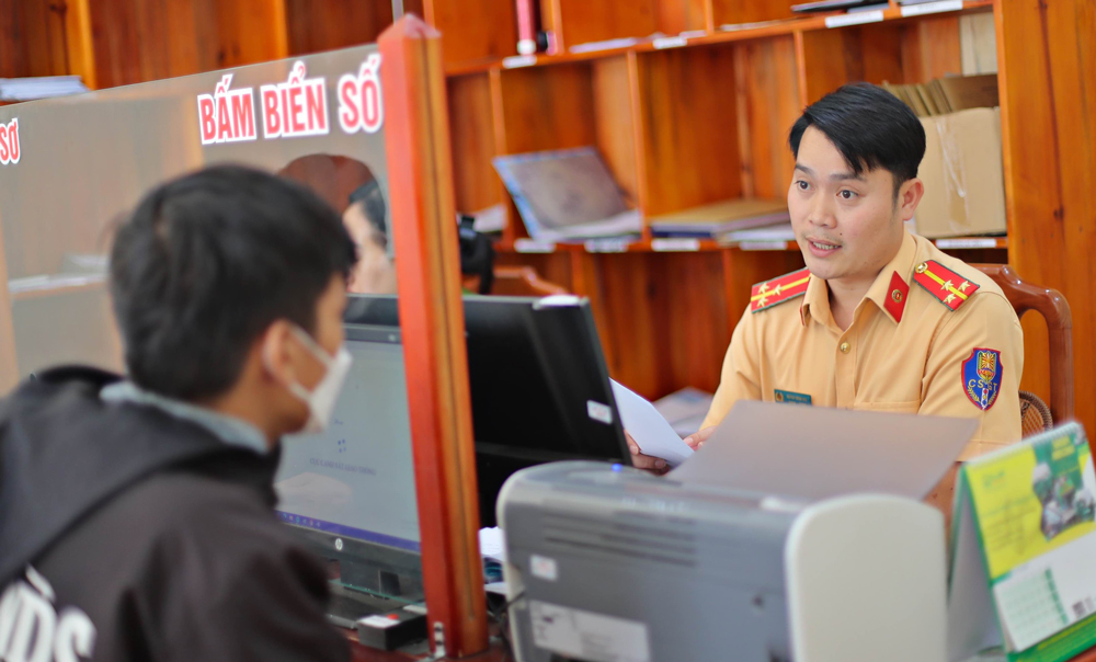Ngày thứ hai cấp biển số xe theo mã định danh: Nghẽn mạng từ sáng tới chiều